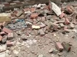 चंदौली: लाल बहादुर शास्त्री कटरा में जर्जर दुकान का बरामदा गिरा, बड़ा हादसा टला