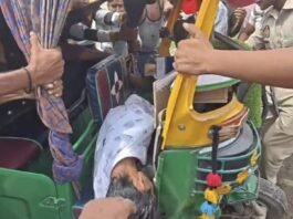 चंदौली: पीडीडीयू नगर में खड़े ट्रैक्टर से टकराया अनियंत्रित ऑटो, चालक गंभीर घायल